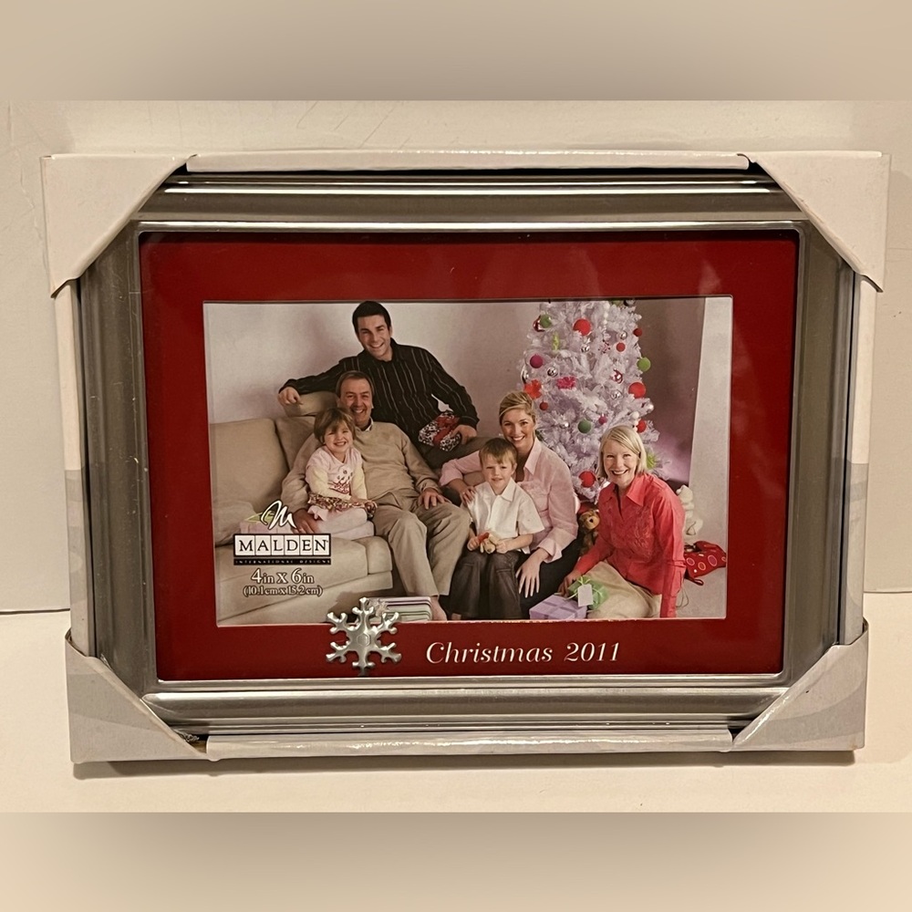 NWT MALDEN CHRISTMAS 2011 PICTURE FRAME.